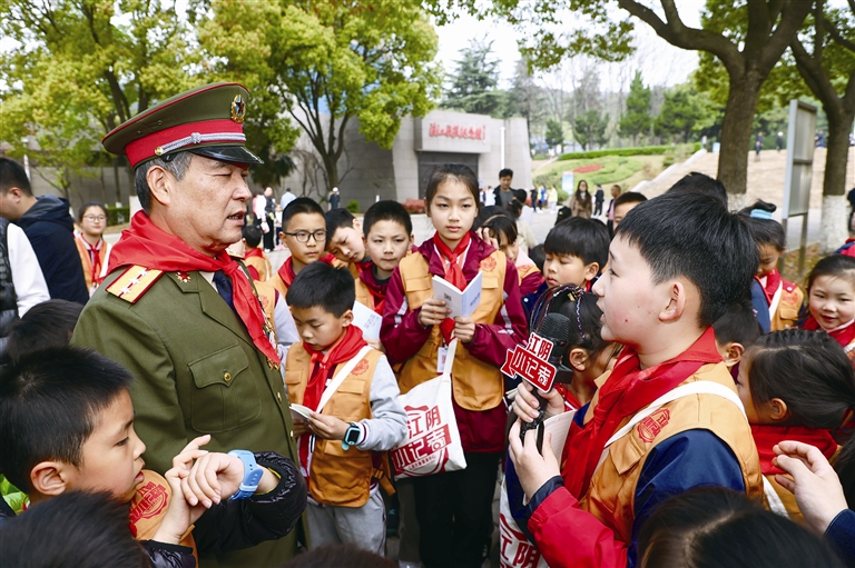 《江陰日?qǐng)?bào)》專版刊登文章：軍民同心共繪江尾海頭雙擁生動(dòng)畫卷